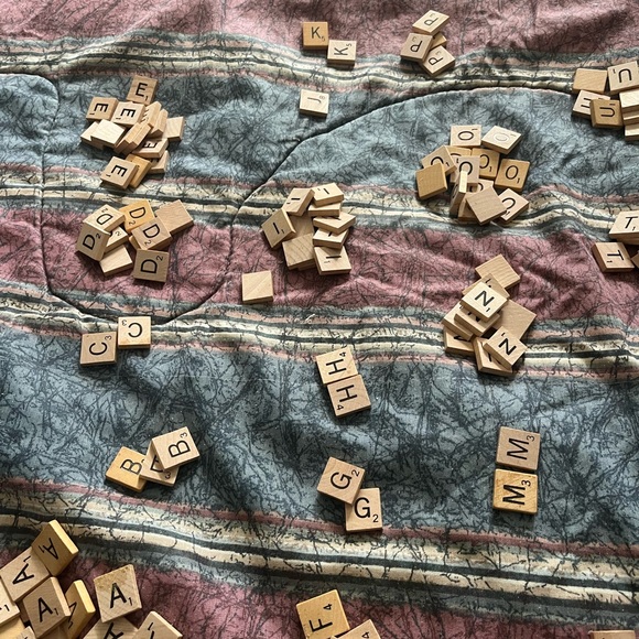 Wooden Scrabble Letter Tiles Q missing - Picture 4 of 7